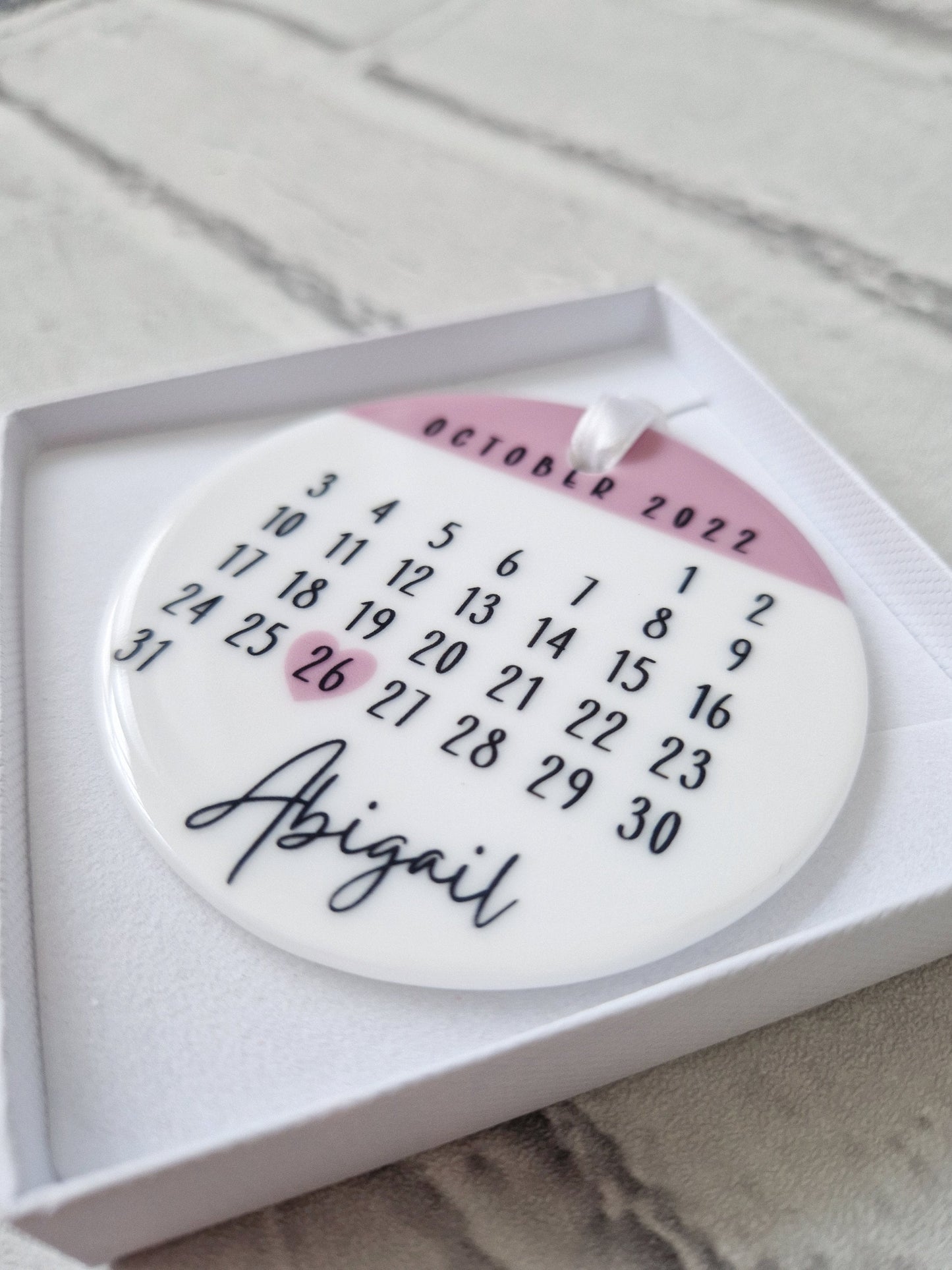 Personalised Date Ornament, Birthday Anniversary Gift, 18th, 21st, 30th, ANY AGE, Calendar Date, Gift Idea for Her and Him, Ceramic Gift Tag
